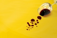 红酒杯黄色背景图片