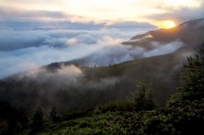 清晨云雾山脉图片