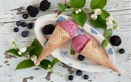 蓝莓甜筒冰淇淋图片