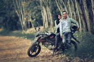 情侣骑摩托车照片浪漫
