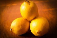 四颗黄色柠檬摄影图