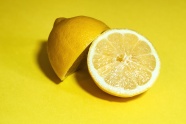 一颗柠檬黄色背景图片