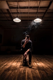 一个人孤独抽烟图片