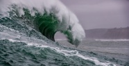 海上狂风巨浪图片