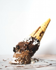 巧克力脆皮甜筒冰淇淋图片