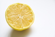 半个黄色柠檬图片