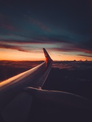 日落时的飞机机翼图片