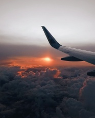飞越云层的飞机机翼图片