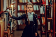 图书馆小女孩图片