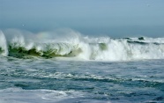 大海波浪巨浪图片