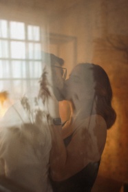 在玻璃窗后接吻的情侣图片