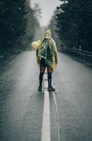 雨雪天背包旅行背影图片