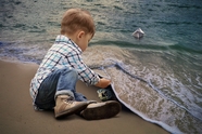小男孩海滩图片