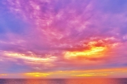 唯美紫色黄昏天空图片