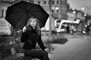 欧美撑伞美女黑白街拍图片