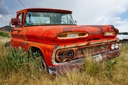 红色破旧古董汽车图片