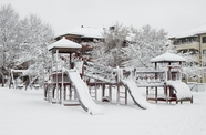 冬季公园游乐园雪景图片