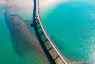 蓝色大海跨海大桥图片