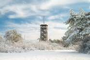 冬季雪树银花观测塔风景图片
