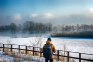 冬日一个人远足旅行图片