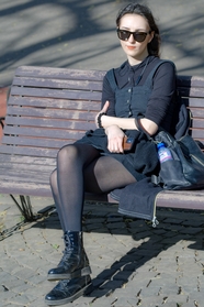 公园长椅上戴墨镜的丝袜美女图片