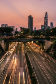 黄昏城市公路高楼建筑夜景图片