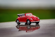 红色大众汽车玩具模型图片