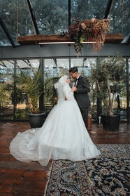 浪漫穆斯林情侣面对面婚纱摄影图片
