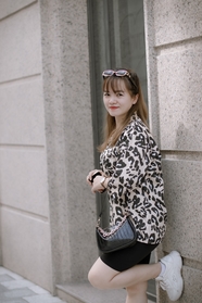 亚洲时尚街拍豹纹装美女图片