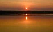 黄昏湖泊夕阳西下倒影图片