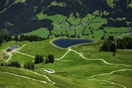 阿尔卑斯山下绿色丘陵风光摄影图片