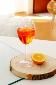 一杯橙色酒水饮料图片