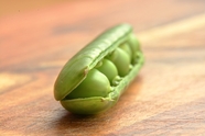 绿色开口豌豆荚摄影图片