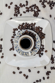 咖啡豆和一杯咖啡摄影图片