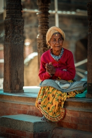 尼泊尔老妇人肖像摄影图片