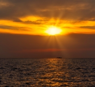 橙色夕阳落日余晖大海风景图片