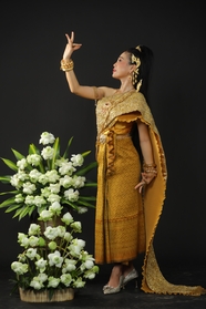 亚洲金色传统服饰美女写真摄影图片