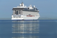 海上白色巨型轮船摄影图片
