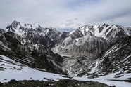 冬季萧条的雪山山脉摄影图片