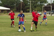 一群男人踢足球摄影图片