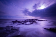 唯美紫色黄昏海岸风光摄影图片