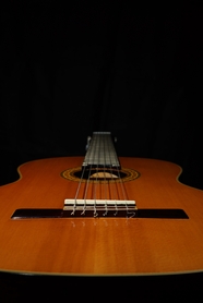 平放着的吉他乐器摄影图片