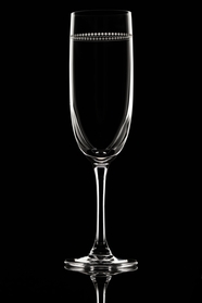 黑色背景透明玻璃杯摄影图片