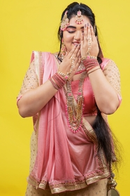 手遮挡眼睛的印度微胖美女图片