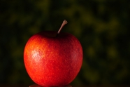 红彤彤的新鲜苹果摄影图片