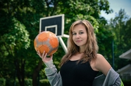 篮球场美女手持篮球摄影图片