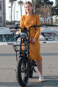 街拍骑电动车的欧美美女图片
