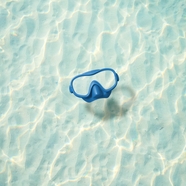 蓝色海面上漂浮的游泳镜图片
