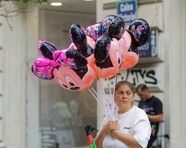 街拍街头卖气球的女人图片