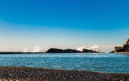 蓝天白云海滩大海风光摄影图片
